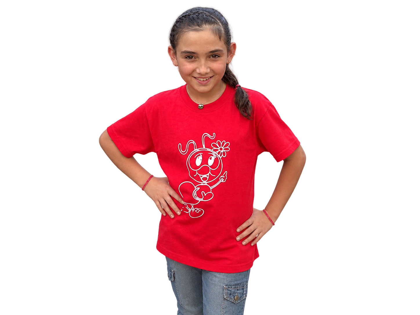 Arami de niña, sonriendo con las manos en la cintura, recortada sin fondo